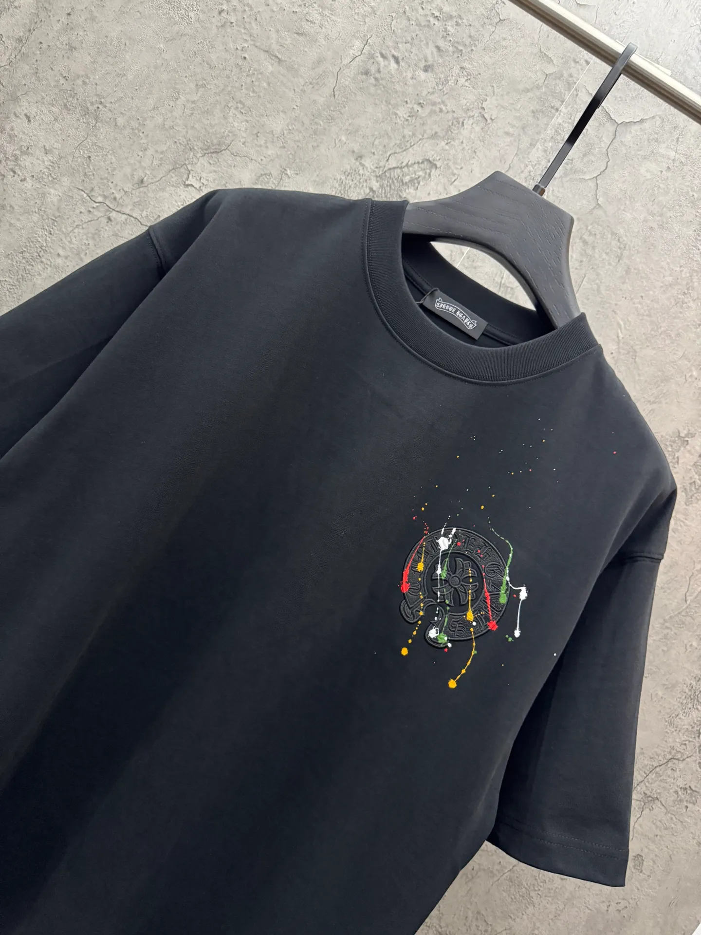 P190 top version, real shot without P, ​​different from market currency) 𝗖𝗵𝗿𝗼𝗺𝗲 𝗛𝗲𝗮𝗿𝘁𝘀/Croxin 2026 spring new original single counter American leather embroidery plus painted inkjet couple short sleeves 👑The highest version! Customized fabric 300 grams, best-selling model at the counter, very comfortable to wear. Accessories: original molded and authenticated collar label ➕ 100% silk wash water label. Genuine purchase-grade original hangtag➕matching hanging rope➕3D hanging beads➕original packaging bag. Craftsmanship: The original version has consistent wiring! The highest version of the armhole matching technique! Color: White Black Size: S M L XL Style No.: 26-2030